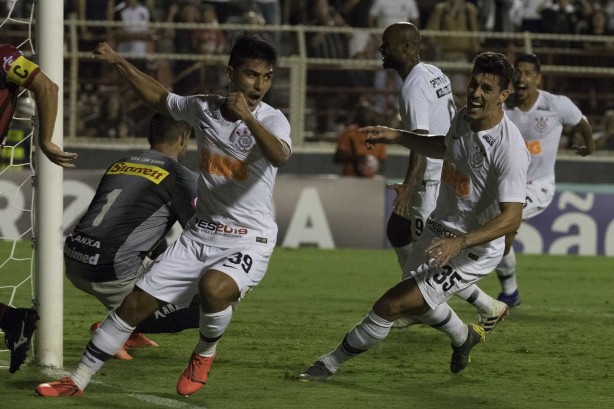 Fabrício Oya e Danilo Avelar no momento em que o lateral anotou contra o Ituano