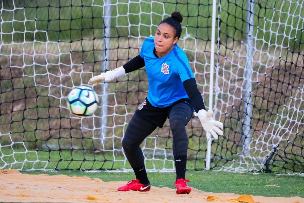 Goleira Lelê no treino do Corinthians Futebol Feminino