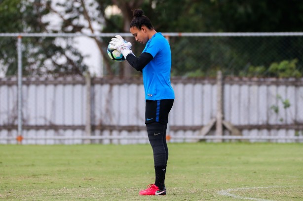 Goleira Lelê treina pelo Corinthians Futebol Feminino