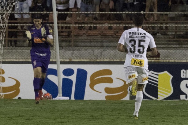 Goleiro Cássio e lateral Danilo Avelar em partida contra o Ituano