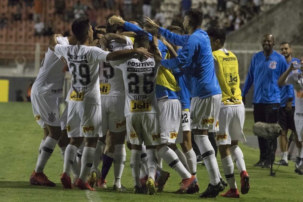 Jogadores comemoram o gol de Danilo Avelar contra o Ituano, pelo Paulistão 2019