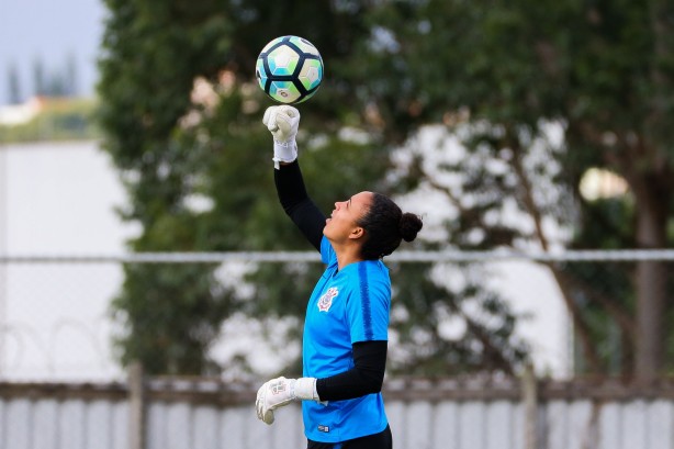 Lelê durante treino das meninas do Corinthians Futebol Feminino