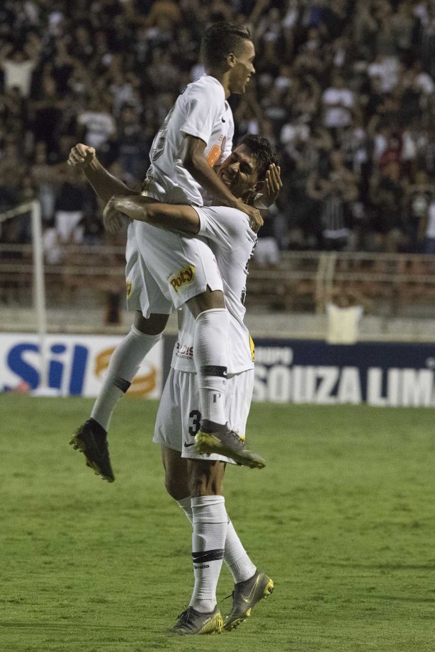 Pedrinho e Danilo Avelar comemorando o gol do lateral contra o Ituano