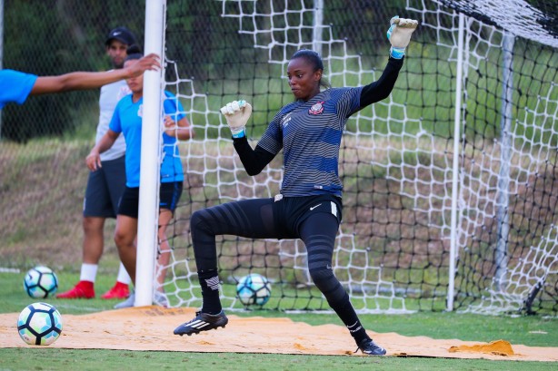 Tainá durante treino das meninas do Corinthians Futebol Feminino