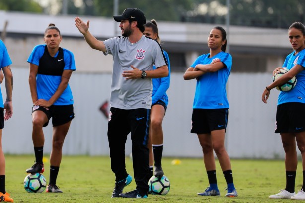 Técnico Arthur Elias passa instruções para meninas do Corinthians Futebol Feminino nesta