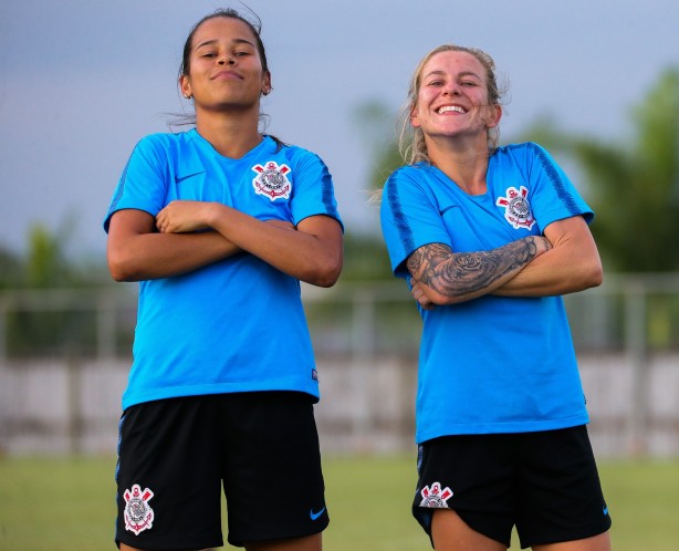 Victória e Cacau no treino das meninas do Corinthians Futebol Feminino