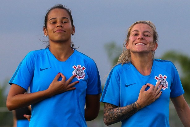 Victória e Cacau treinam pelo Corinthians Futebol Feminino