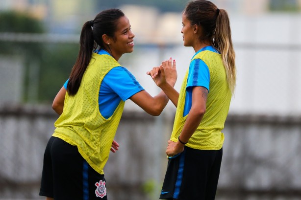 Victória e Gabi Nunes durante treino do Corinthians Futebol Feminino