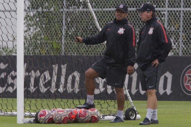 Comissão técnica durante o treino desta quinta-feira no CT