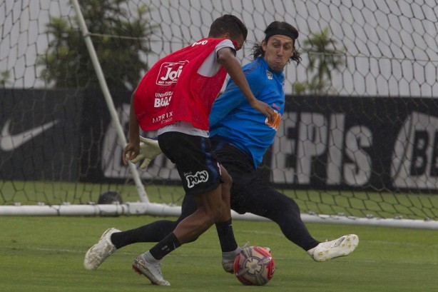 Cássio e Pedrinho no treino desta quinta-feira no CT Joaquim Grava