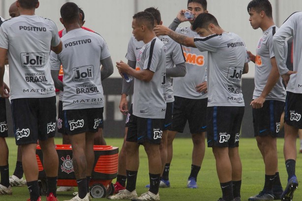 Jogadores no treino desta quinta-feira no CT Joaquim Grava