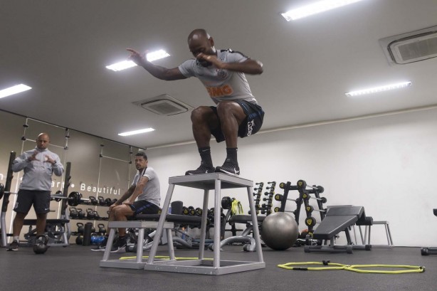 Vagner Love fazendo atividades na academia