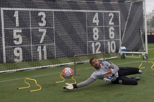 Goleiro Filipe no treino de hoje no CT Joaquim Grava