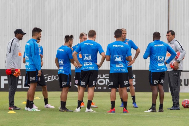 Elenco do Corinthians treina para encarar a Ferroviária