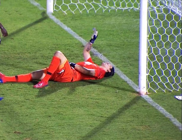 Cássio foi atendido no gramado, mas acabou substituído no intervalo