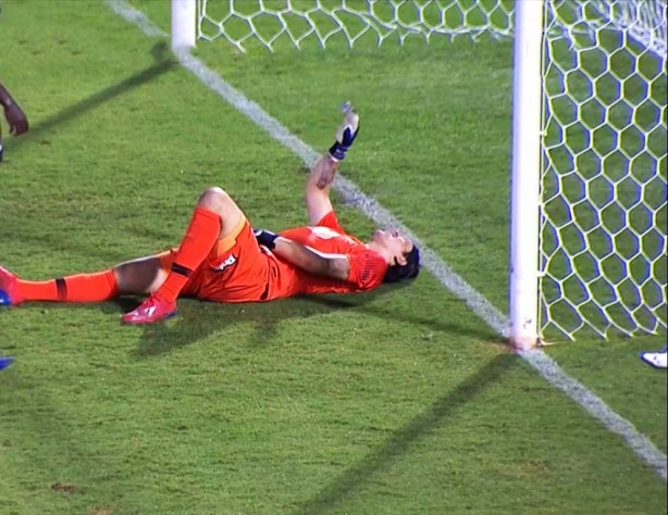 Cssio foi atendido no gramado, mas acabou substitudo no intervalo