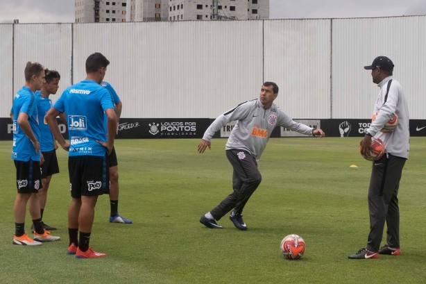 Técnico Fábio Carille passa orientações aos jogadores para duelo contra a Ferroviária