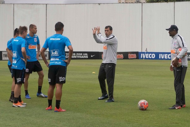 Técnico Fábio Carille no treino do Corinthians com foco na Ferroviária
