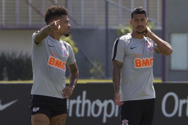 Os volantes Júnior Urso e Ralf no treino de hoje no CT Joaquim Grava