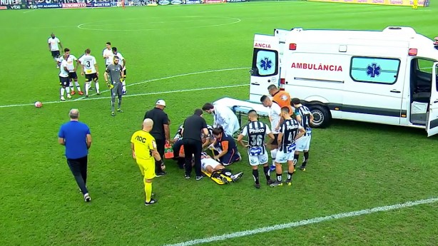 Aguilar deixou a Arena Corinthians de ambulância