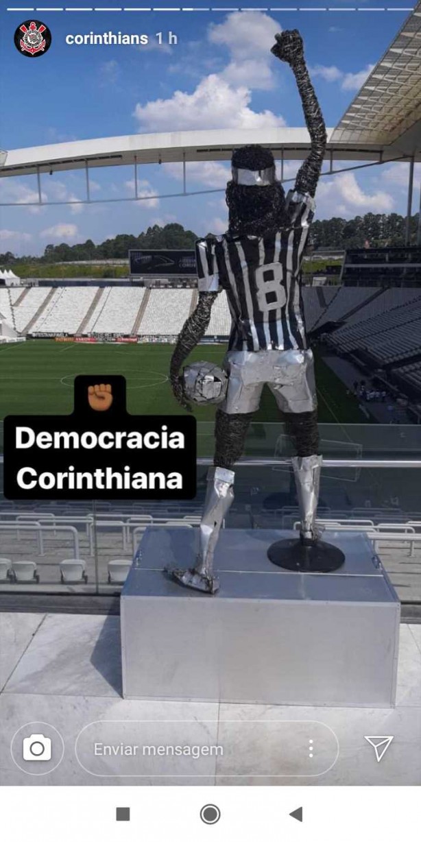 Esttua marcar presena na arquibancada norte da Arena