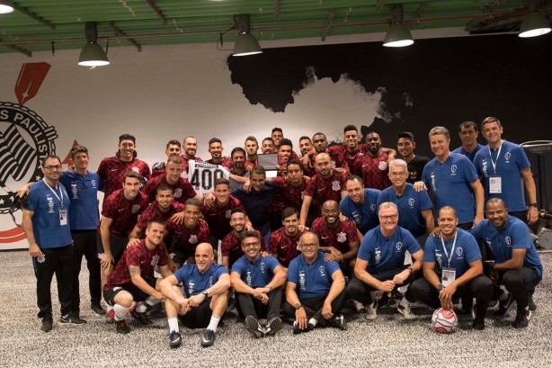 Todo o elenco do Corinthians durante homenagem para Ralf