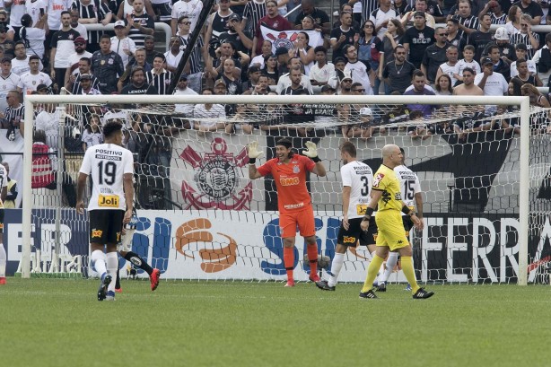 Cássio conversa com os companheiros durante vitória do Corinthians