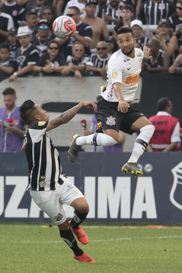 Clayson sobe mais alto que Cueva para tentar finalizar jogada no clássico