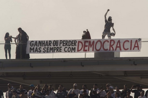 Estátua de Sócrates e faixa em homenagem a Democracia Corinthiana na Arena neste domingo