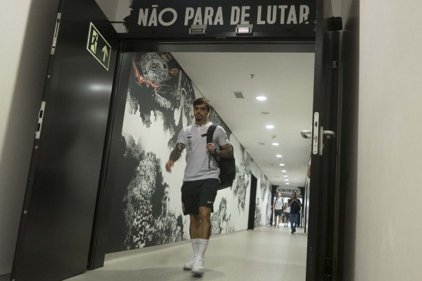 Fagner chegando na Arena Corinthians para o clássico contra o Santos