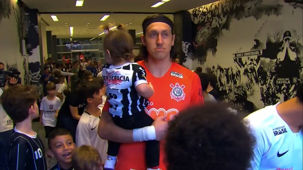 Filha de Cássio foi a campo antes de Corinthians x Santos com camisa especial