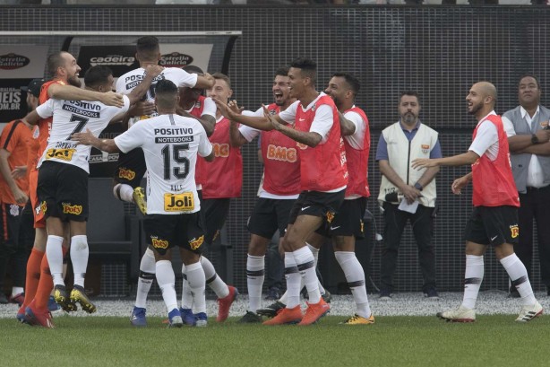 Jogadores do Corinthians comemoram o segundo gol do Timão contra o Santos
