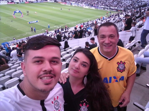 Kuke e os filhos Rodrigo e Juliana na Arena. Alessandra? Bem...