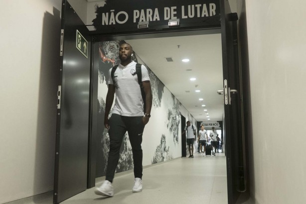 Manoel chegando ao estádio antes do duelo com o Santos