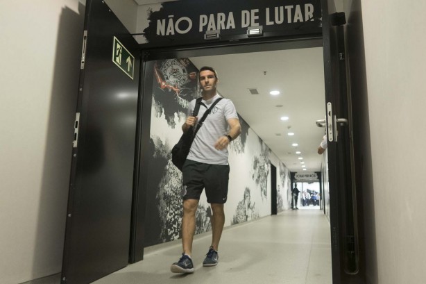 Mauro Boselli a caminho do vestiário da Arena antes do clássico