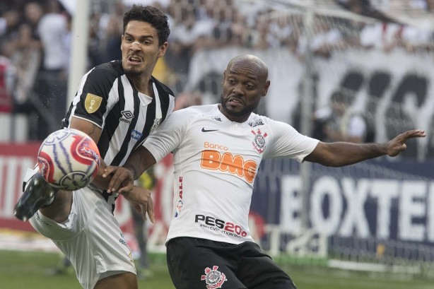 Vagner Love divide a bola em partida contra o Santos