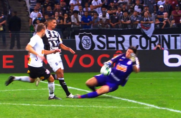 Cássio teve de intervir com a mão fora da área para evitar gol do Ceará