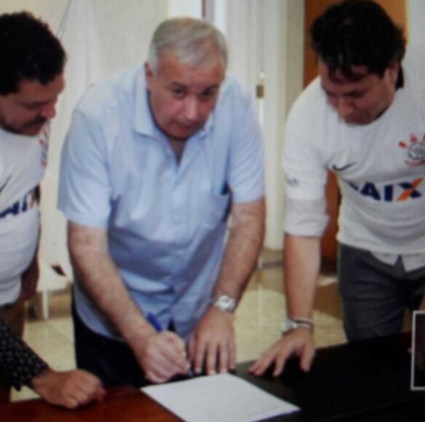Momento em que os produtores assinaram contrato com o Corinthians