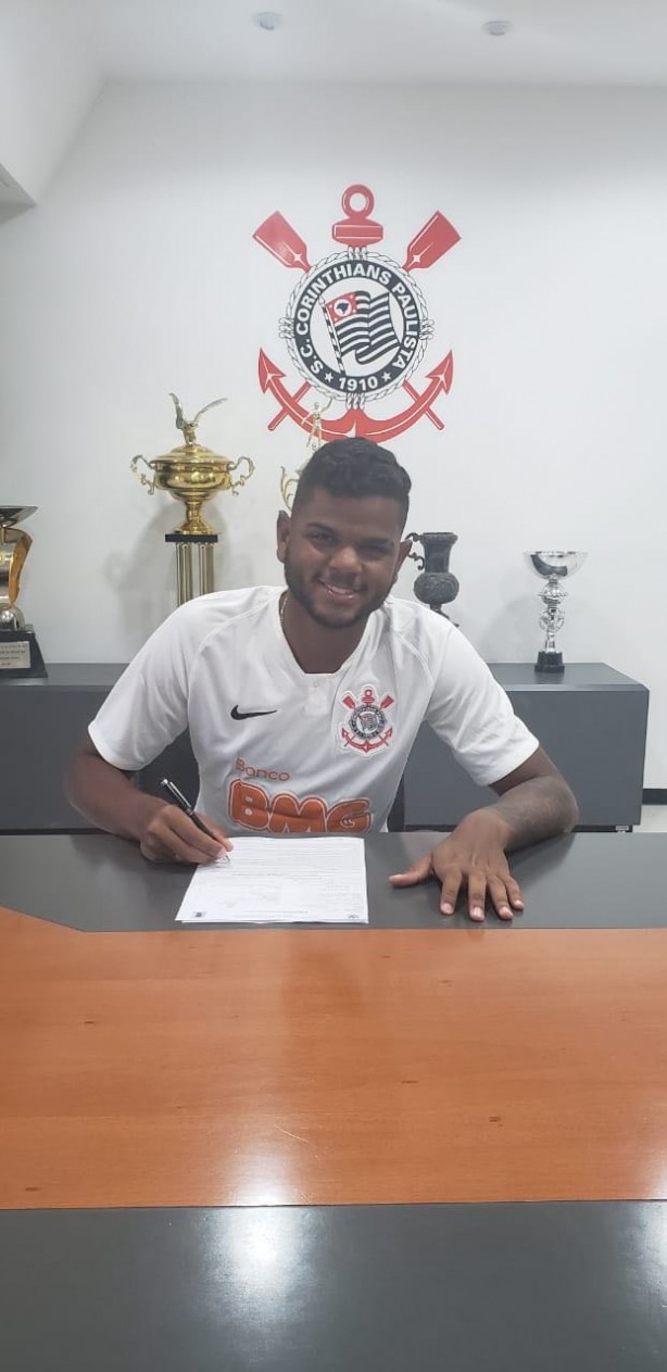 Nathan assinou novo contrato com o Corinthians nesta segunda-feira