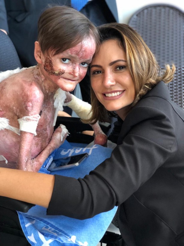 Michelle Bolsonaro, esposa do presidente Jair Bolsonaro, durante visita recente a pessoas com a mesma doença de João Pedro