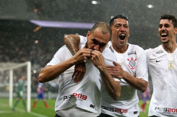 Ao lado de Ralf, Danilo comemora beijando a camisa do Corinthians