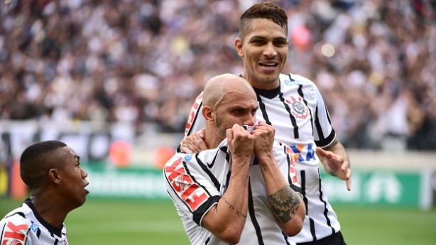 Fábio Santos comemora gol marcado
