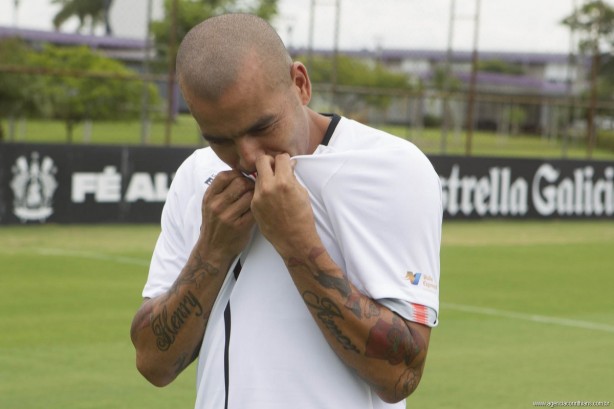 Sheik diz: "Eu amo isso aqui!" aps beijar escudo do Corinthians