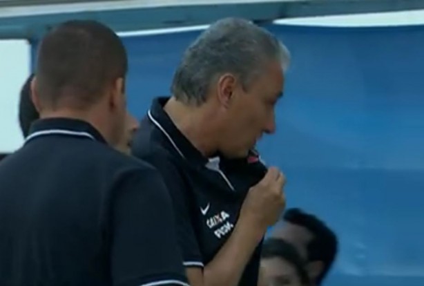 Tite se emociona e beija escudo do Corinthians olhando para a torcida