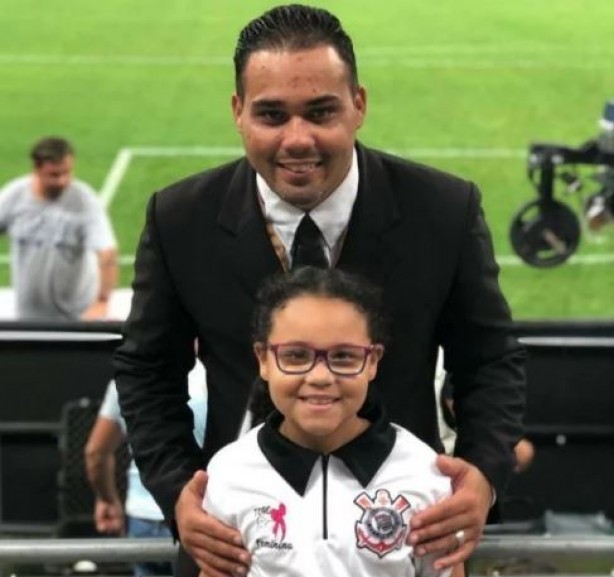 Nadson e a filha Nathaly num jogo do Corinthians na Arena