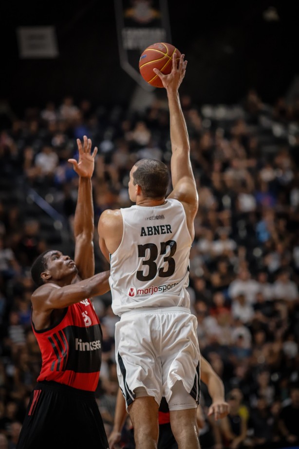 Abner em jogada contra o Flamengo, pelas quartas de final do NBB