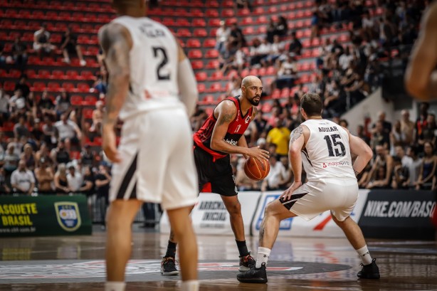 Abner no jogo contra o Flamengo, pelo NBB, no Ginásio Wlamir Marques