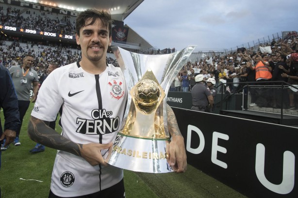 Fagner com a taça do Brasileirão 2017