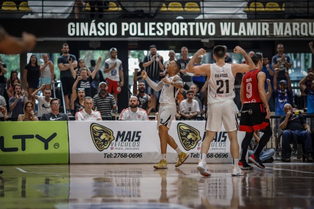 Fuller e Parodi comemorando no duelo contra o Flamengo, pelo NBB