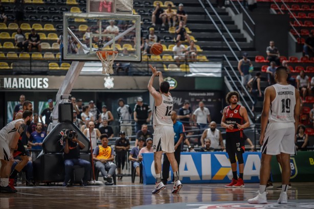 Giovannoni no embate contra o Flamengo, pelo NBB, no Ginásio Wlamir Marques
